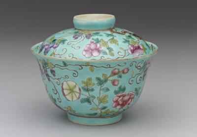 图片[3]-Lidded bowl in yangcai enamels with Chinese wisterias and birds decor on a turquoise blue ground, Qing dynasty, Daoguang reign (1821-1850)-China Archive